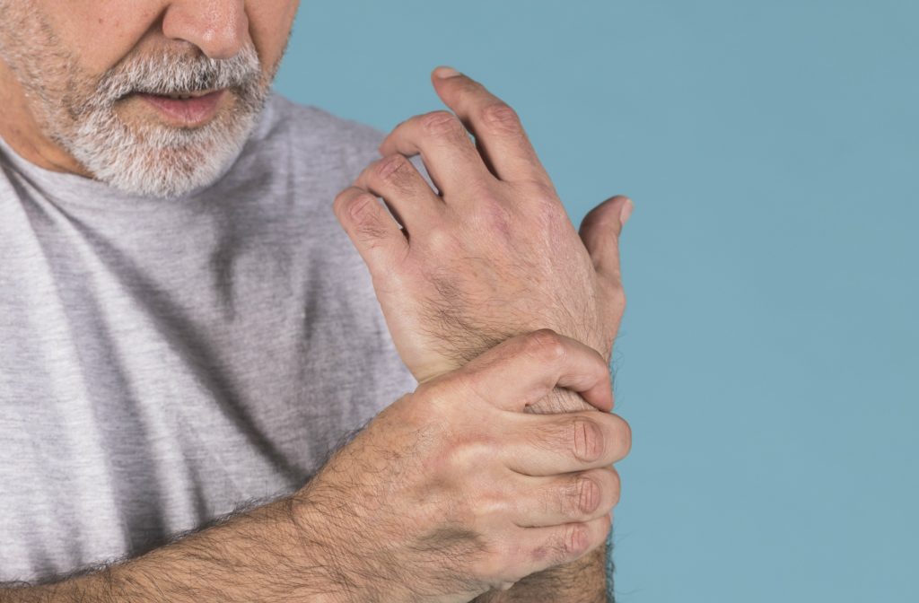 Homem sentindo dor por causa de artrite reumatoide
