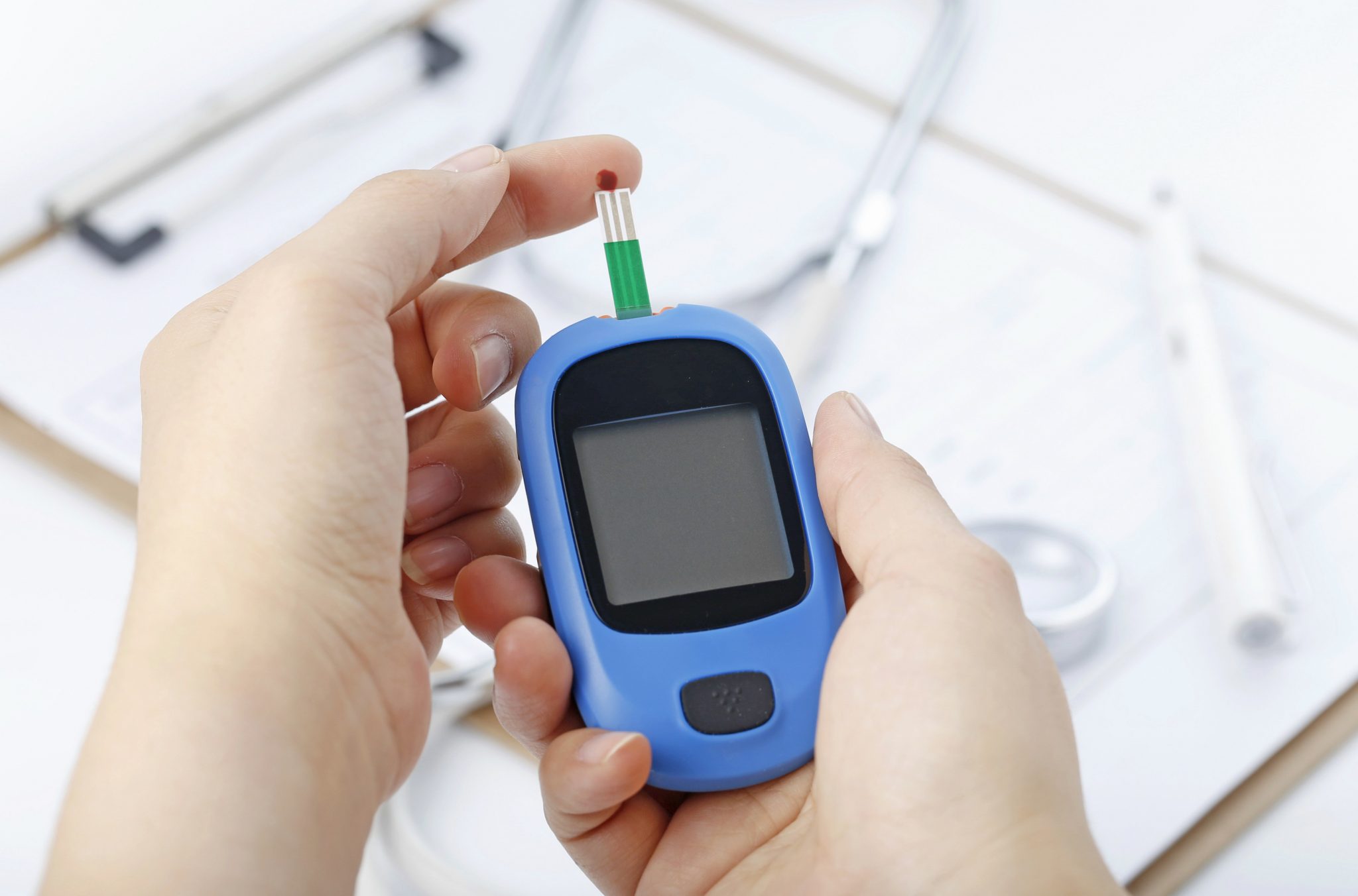 Pessoa realizando o teste de glicemia para verificar diabetes