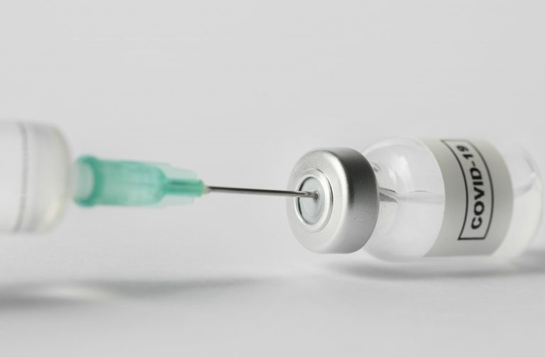 Rússia anuncia primeiros lotes de vacinas para setembro