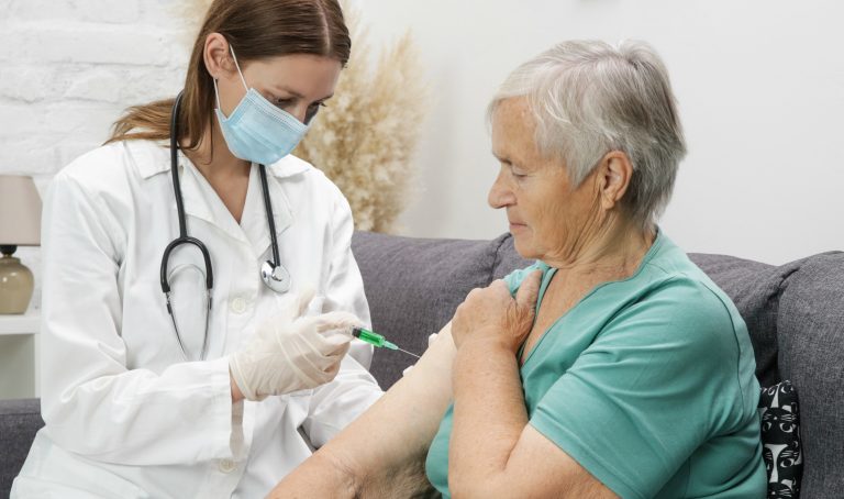 Vacina de Oxford mostra ser imune para idosos em resultados preliminares