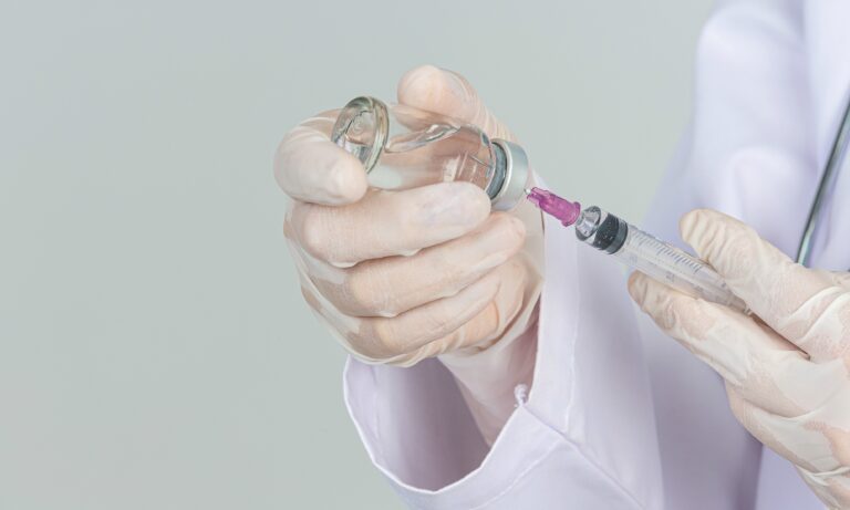 GSK firma parceria para produção de novas vacinas contra Covid-19