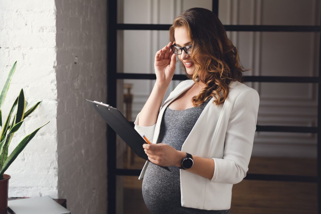 Câmara aprova projeto que garante volta de gestantes ao trabalho presencial