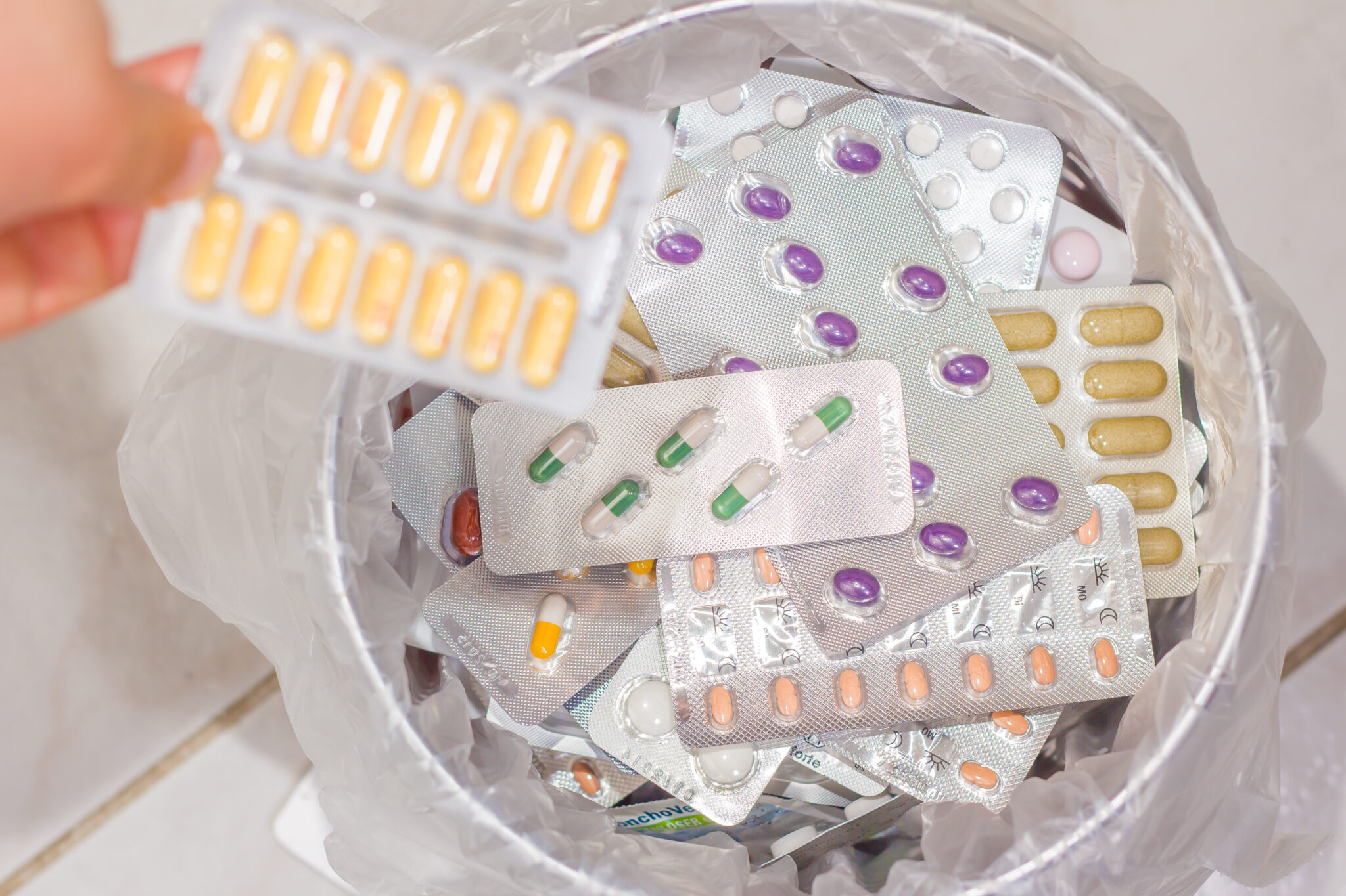 Farmacêutica explica como guardar e descartar medicamentos corretamente