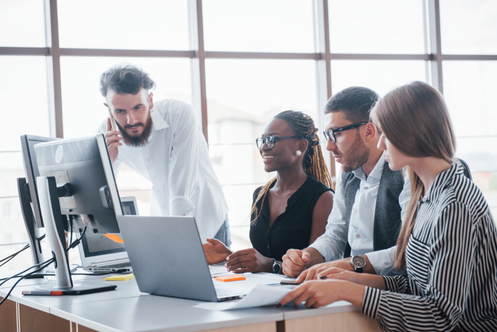 Febrafar e Farmarcas lançam programa de capacitação em tecnologia para jovens