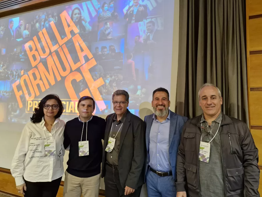 Foto: Betânia Alhan, coordenadora do setor regulatório da Ascoferj; Rafael Espinhel, presidente da Abcfarma; Luis Marins, presidente da associação; Cadri Awad, representante do Instituto Bulla; e André Bedran Jabr, da Abcfarma.