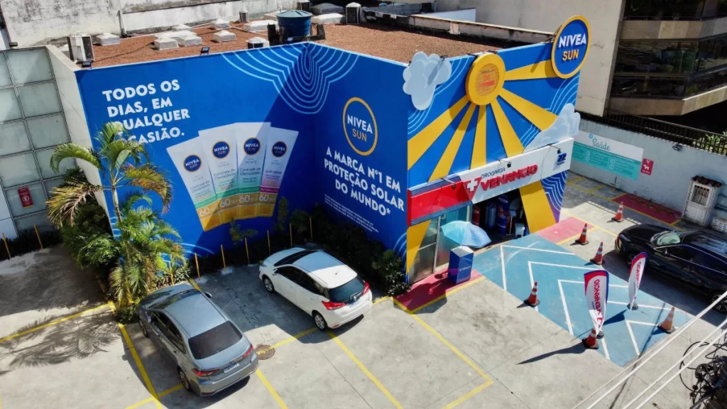 NIVEA SUN transforma a fachada da Drogaria Venancio