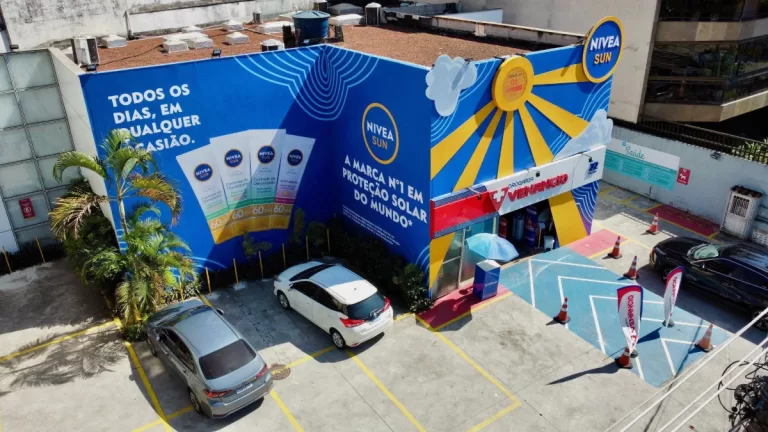 NIVEA SUN transforma a fachada da Drogaria Venancio