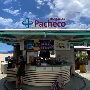 Drogarias Pacheco chegam à praia de Copacabana com soluções para o verão carioca