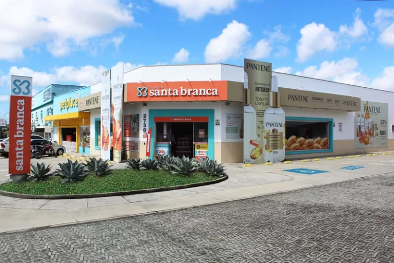 Farmácia Santa Branca recebe envelopamento da Pantene