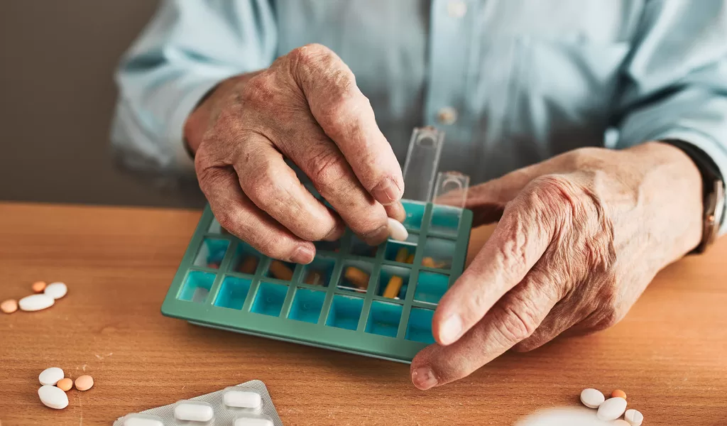 Uso de medicamentos crônicos cresce 9,4% entre adultos e idosos