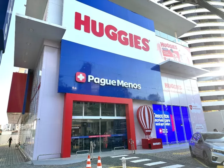 Com foco em papais e mamães, Huggies envelopa a loja 1000 da Pague Menos