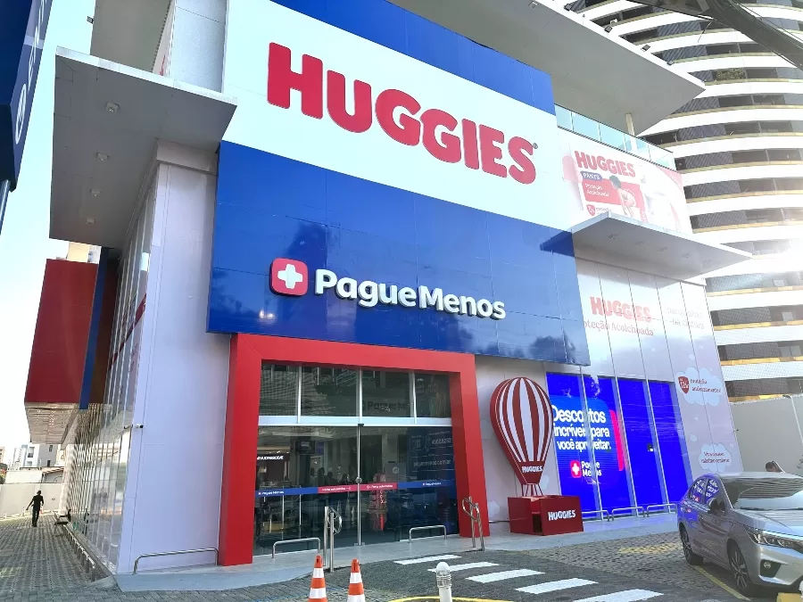 Com foco em papais e mamães, Huggies envelopa a loja 1000 da Pague Menos