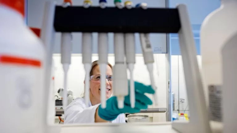 Farmacêuticas correm para criar suas próprias IAs generativas