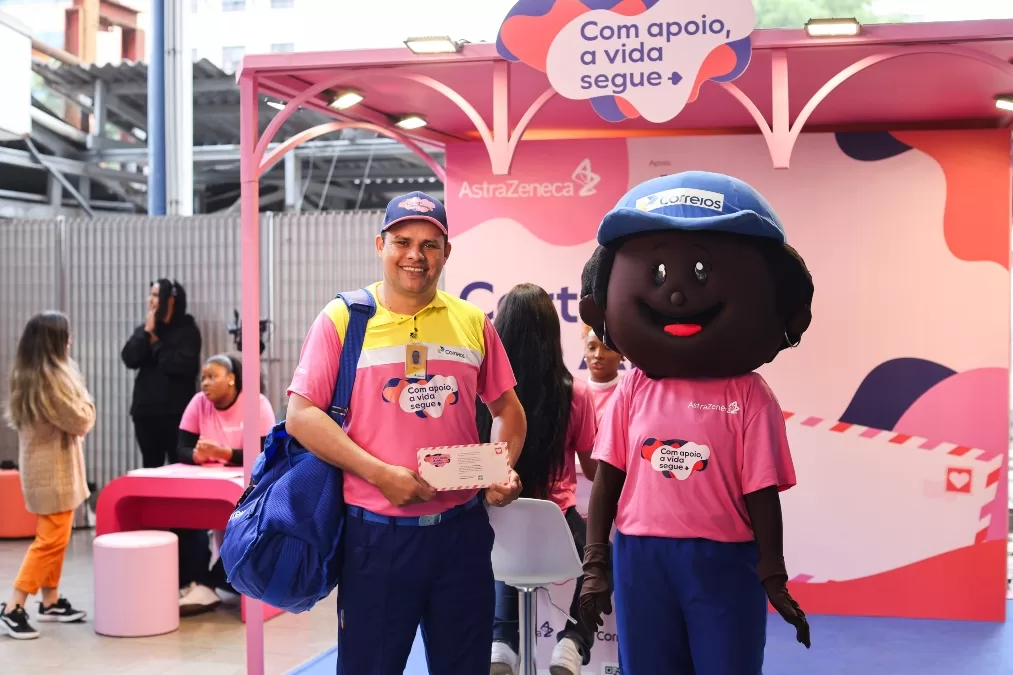 Correios têm uniforme rosa em parceria inédita com a AstraZeneca