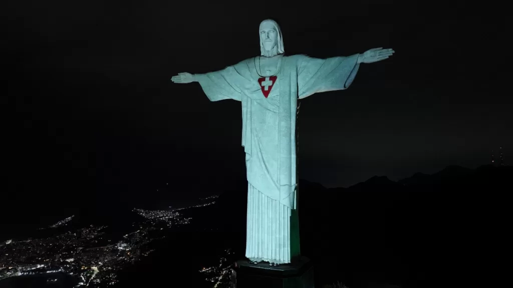 Coração do Cristo Redentor pulsa com a marca da Drogaria Venancio