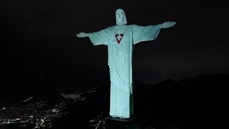 Coração do Cristo Redentor pulsa com a marca da Drogaria Venancio