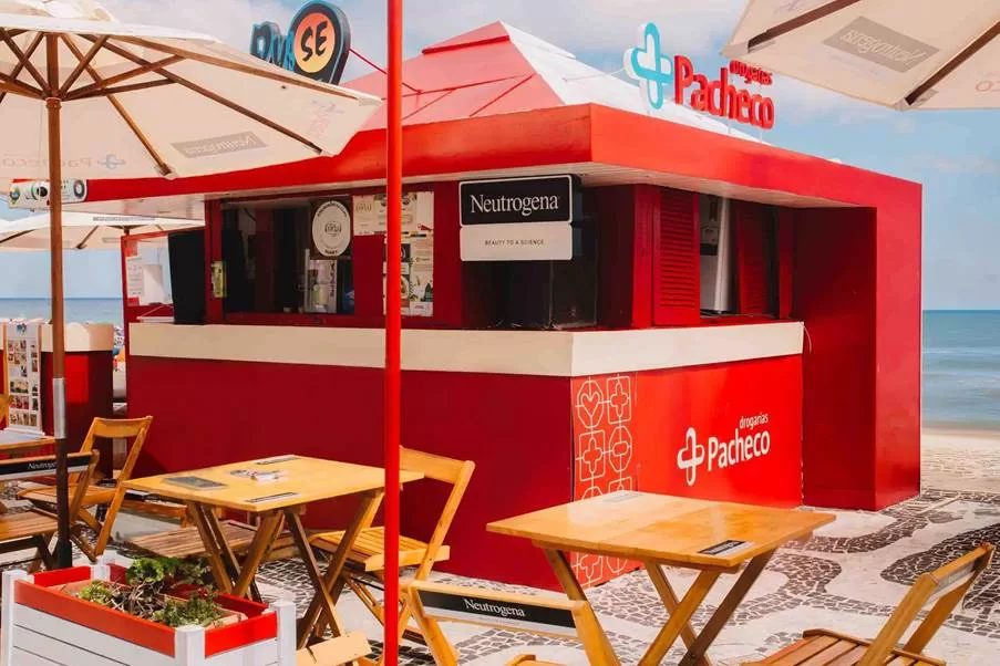 Drogarias Pacheco e Neutrogena transformam quiosque no Rio de Janeiro