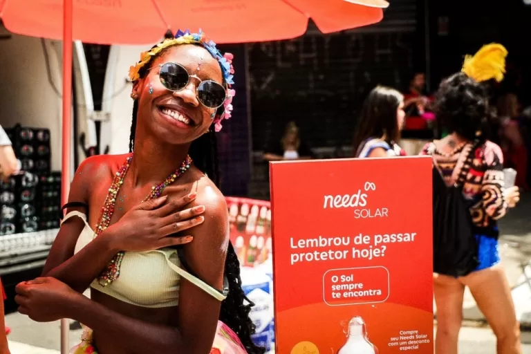 Raia distribui protetor solar e incentiva hidratação no Carnaval do Rio