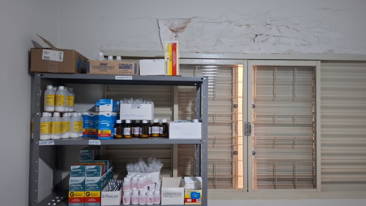 Viradouro Farmacia Municipal Ii—medicamentos Encostados Na Parede Proximos A Area Com Mofo