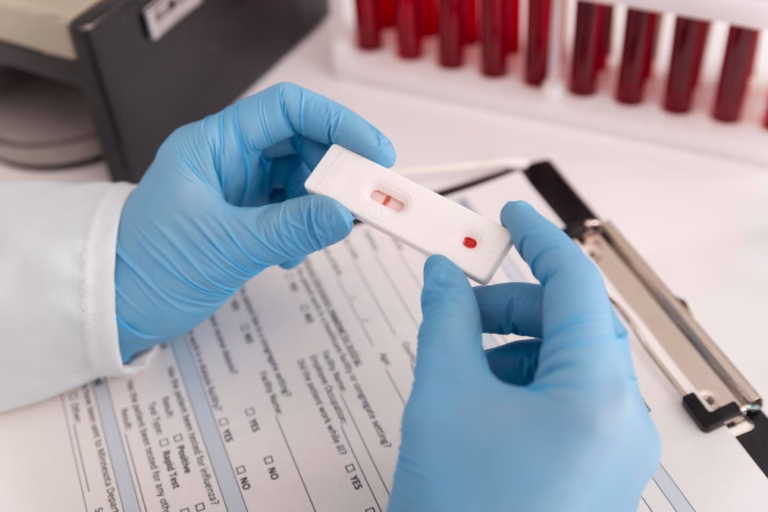 Farmácias ampliam acesso ao diagnóstico das hepatites virais com testes rápidos de até 30 minutos