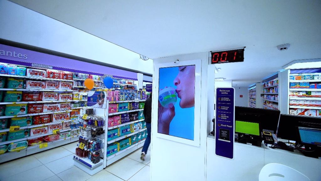THE LED transforma telas da Panvel em mídia inteligente com IA