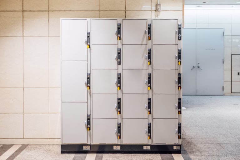 Smart lockers ganham espaço nas farmácias e ajudam a devolver foco do farmacêutico ao atendimento em saúde