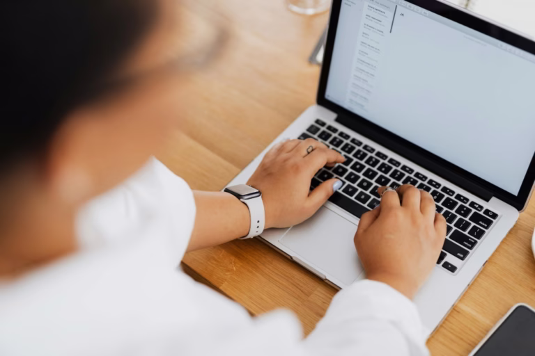 Santander e Coursera oferecem vagas gratuitas em cursos de IA, dados e liderança